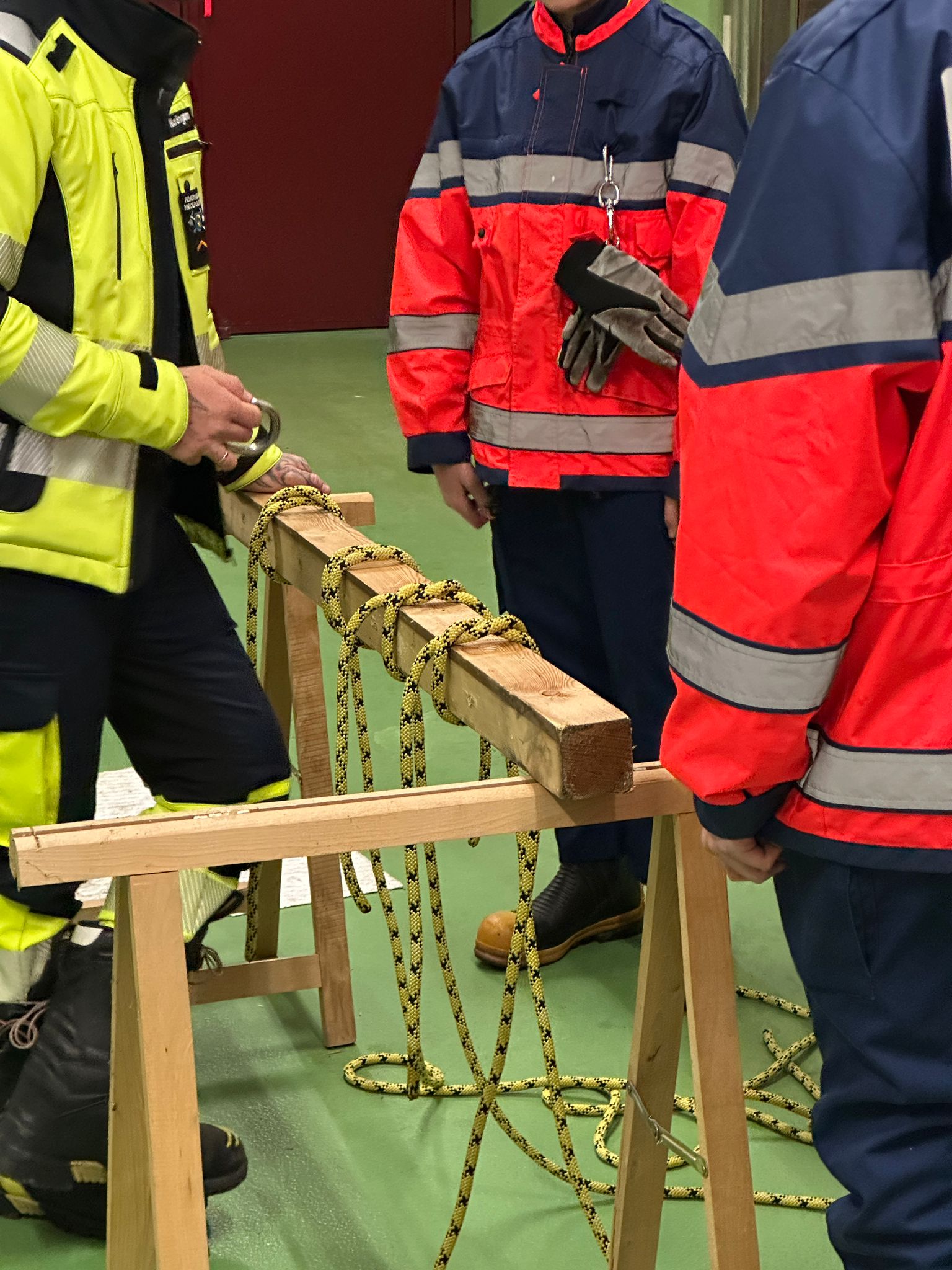 Seil und Knotenarbeit an einem Balken
