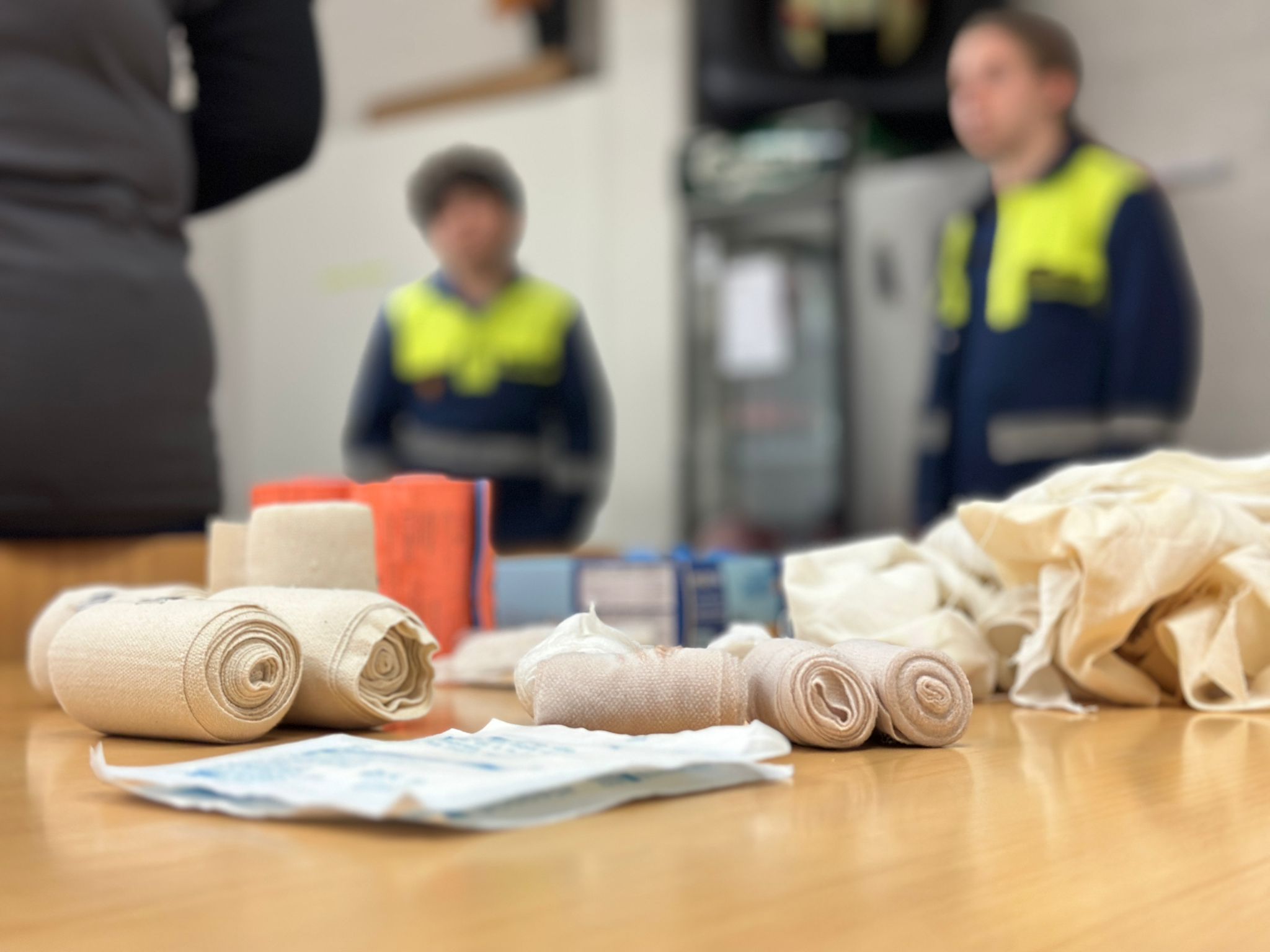 Erste-Hilfe-Material auf dem Tisch bei einer Übung der Jugendfeuerwehr